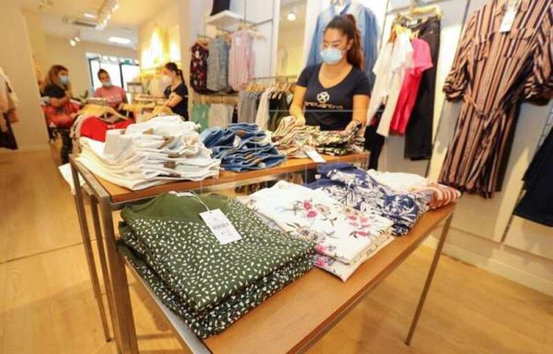 En la imagen, empleadas de una tienda de ropa ordenan los expositores. EFE/ Elvira Urquijo A.